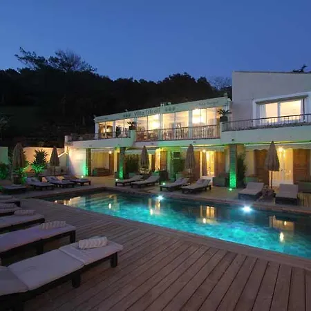 Tricoli Avec Piscine Hotel 5*