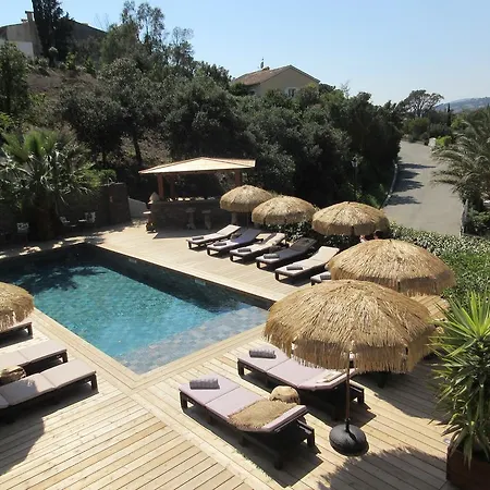 ホテル Tricoli Avec Piscine