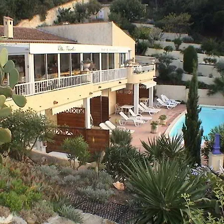 ホテル Tricoli Avec Piscine