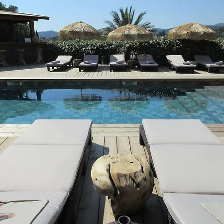 Tricoli Avec Piscine لي إيسامبر