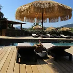 Tricoli Avec Piscine Hotel
