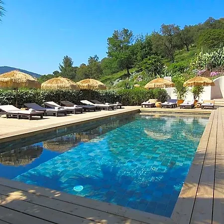 Hotell Tricoli Avec Piscine 5*