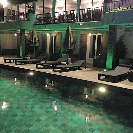 Hotell Tricoli Avec Piscine