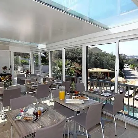 Hotell Tricoli Avec Piscine 5*
