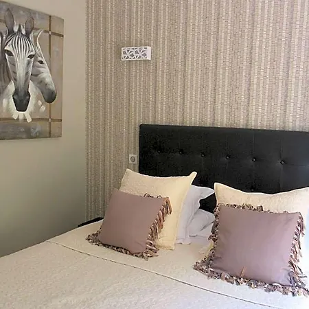 Tricoli Avec Piscine Hotell