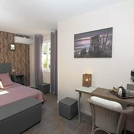 Hotell Tricoli Avec Piscine Les Issambres