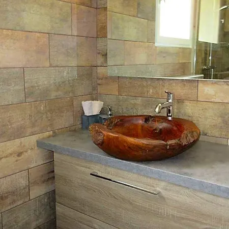 Hotell Tricoli Avec Piscine 5*