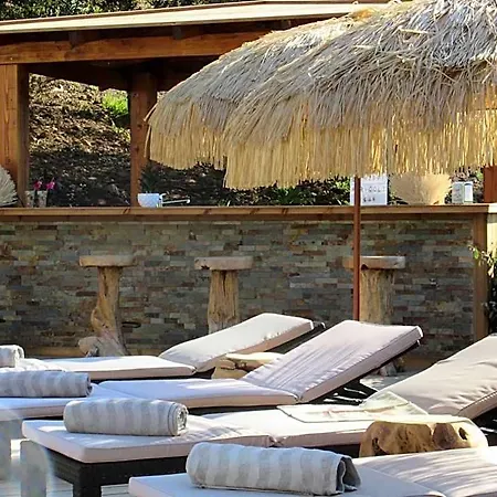Hotell Tricoli Avec Piscine