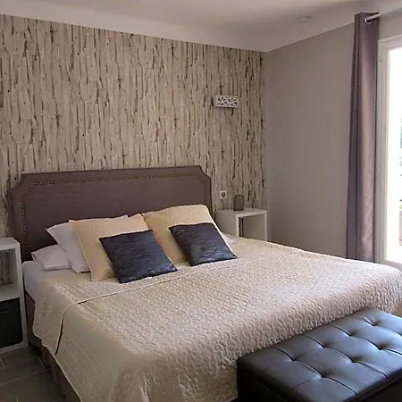 Tricoli Avec Piscine Hotell