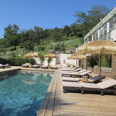 Ξενοδοχείο Tricoli Avec Piscine 5*
