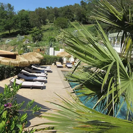 Tricoli Avec Piscine 호텔