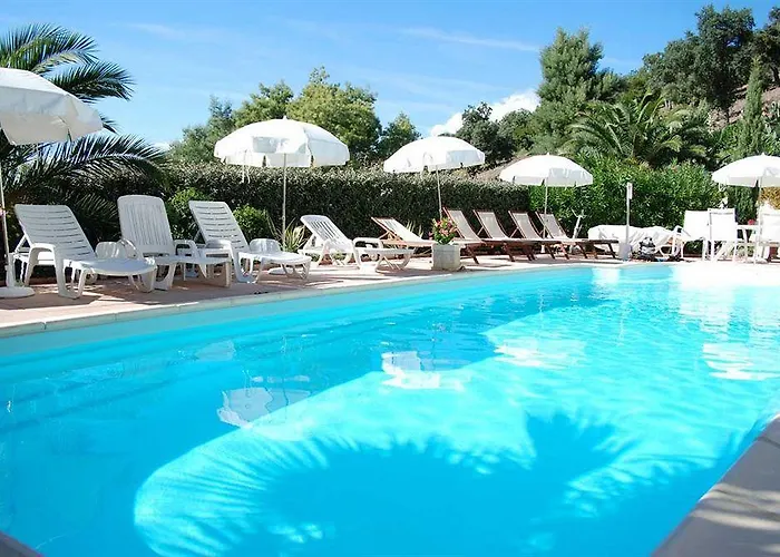 فندق Tricoli Avec Piscine لي إيسامبر