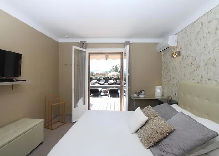 Tricoli Avec Piscine Hotel