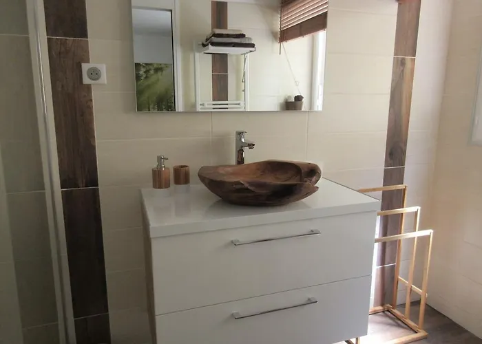 فندق Tricoli Avec Piscine لي إيسامبر
