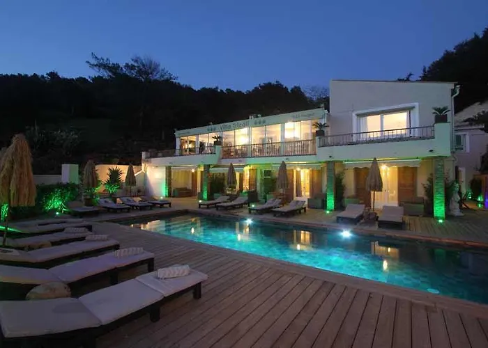 Tricoli Avec Piscine Hotel 5*