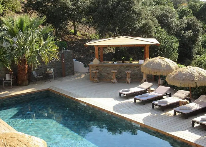 Tricoli Avec Piscine لي إيسامبر