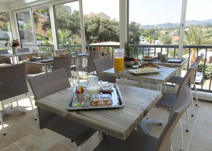 فندق Tricoli Avec Piscine لي إيسامبر
