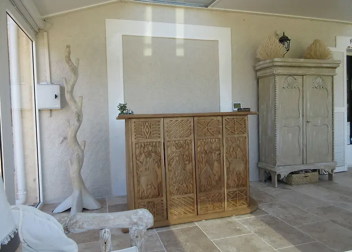 Tricoli Avec Piscine Hotel