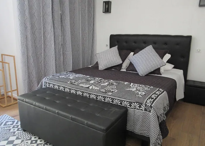 Tricoli Avec Piscine لي إيسامبر