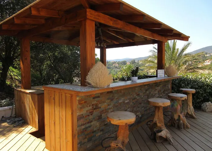 Tricoli Avec Piscine لي إيسامبر