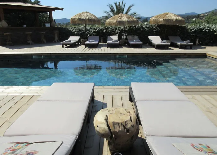 Tricoli Avec Piscine لي إيسامبر