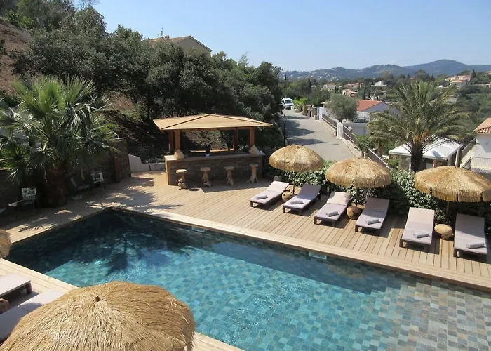 Tricoli Avec Piscine 5* لي إيسامبر