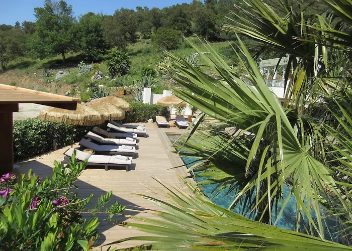 Tricoli Avec Piscine Hotel